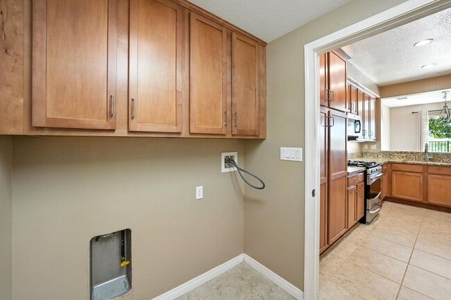 Building Photo - GORGEOUS 4+3 in Copperhill Area