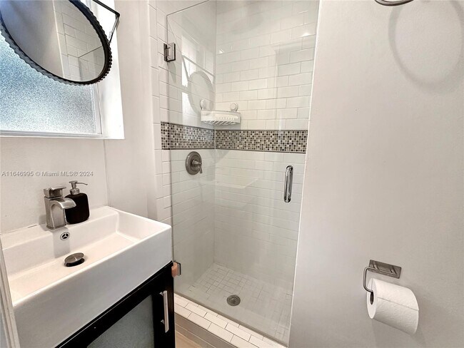 Building Photo - 6140 Pine Tree Dr