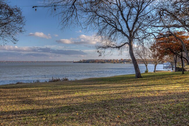 Building Photo - 8606 Columbia Dr