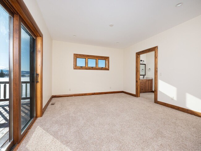 Building Photo - Spacious & Elegant 3-Bedroom Home – Flexib...