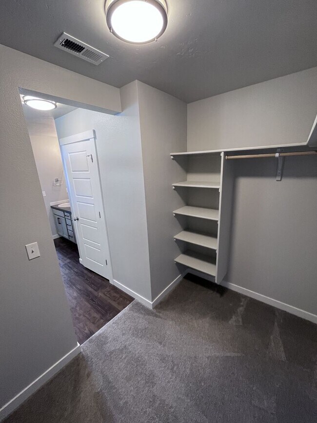 Building Photo - Central Located 4 bed 2.5 bath home