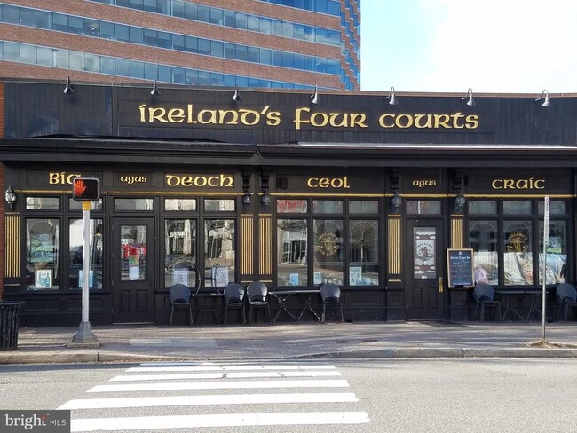 Building Photo - 1735 N Troy St