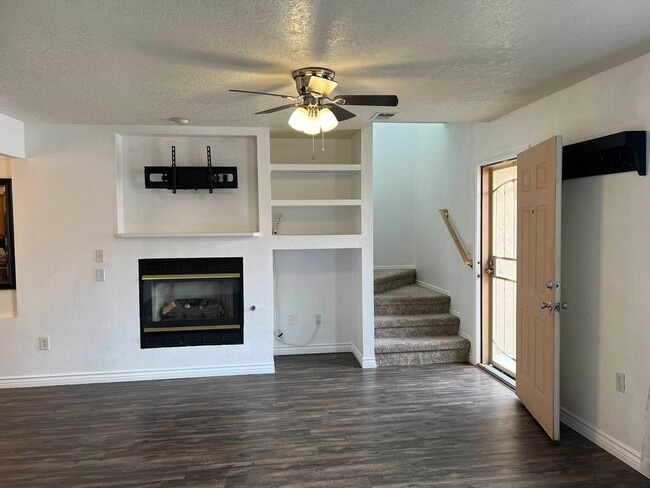 Building Photo - 2 bed 2 bath Townhome with Garage Coming S...