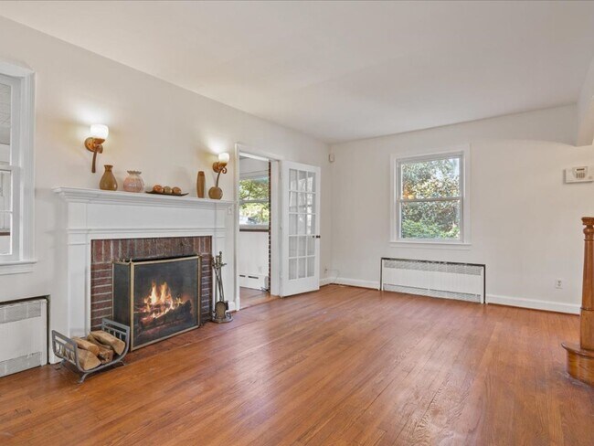Building Photo - Vintage home with Modern finishes and fenc...