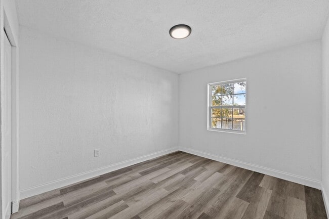 Building Photo - 585 Lindley Terrace