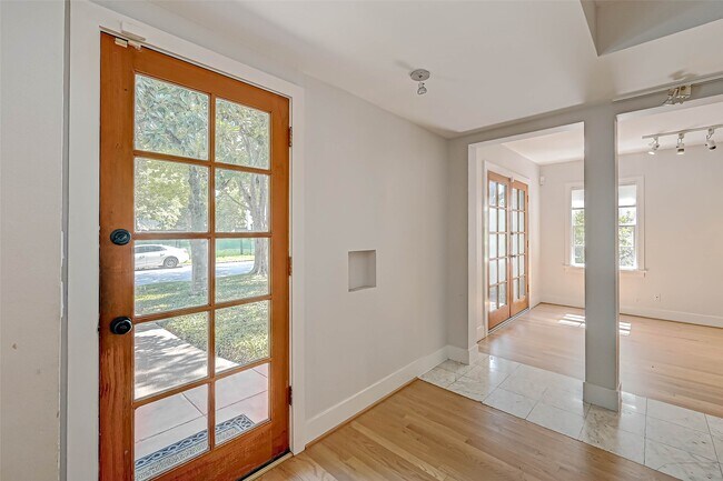 Building Photo - 2346 Dunstan Rd