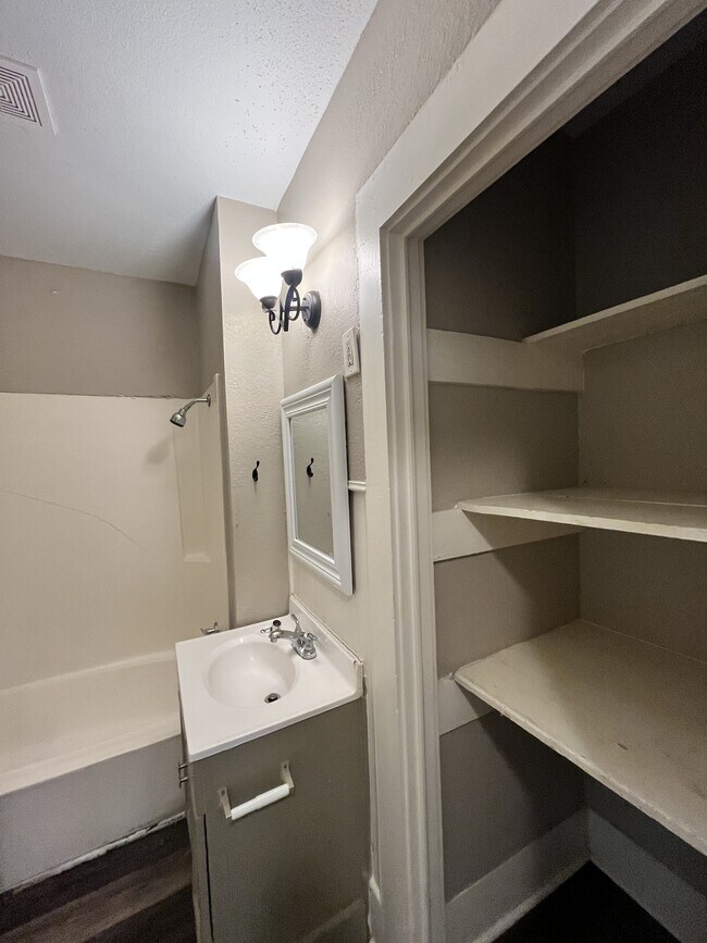 Building Photo - 916 N Austin St