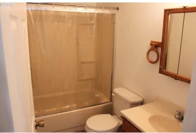 Building Photo - 822 NE Ford St