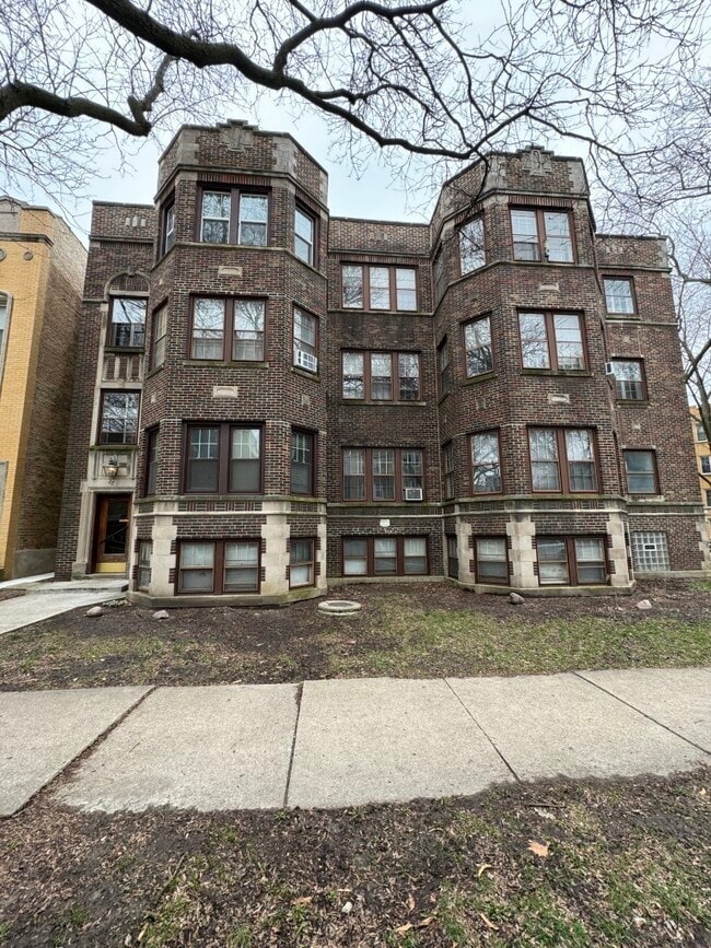 Building Photo - 2221 W Arthur Ave