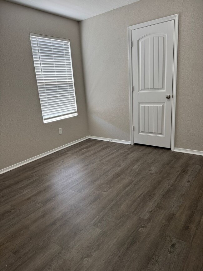 Building Photo - 4 bed / 2 bath Available Now!