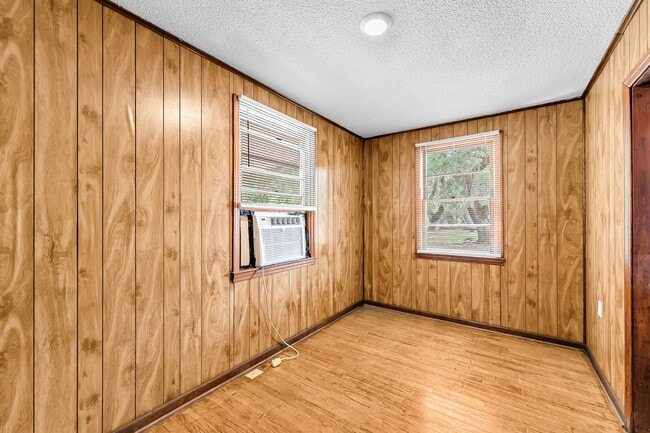 Building Photo - Quiet Coastal Home