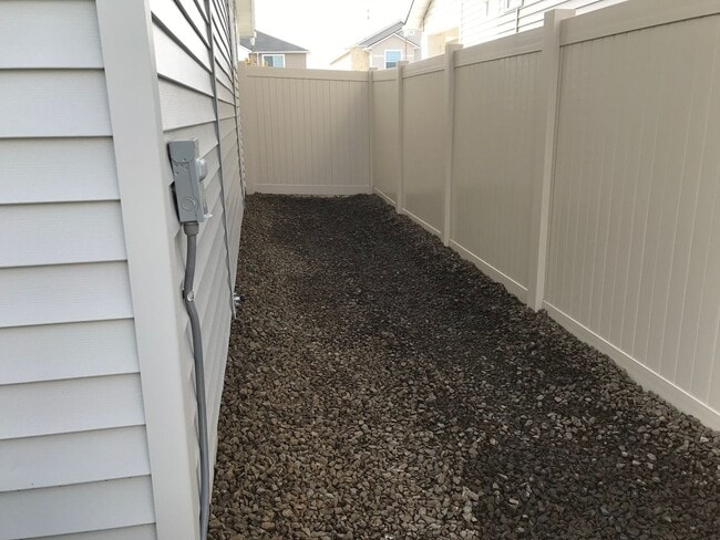 Building Photo - Beautiful brand new 3 bed/2.5 bath home in...