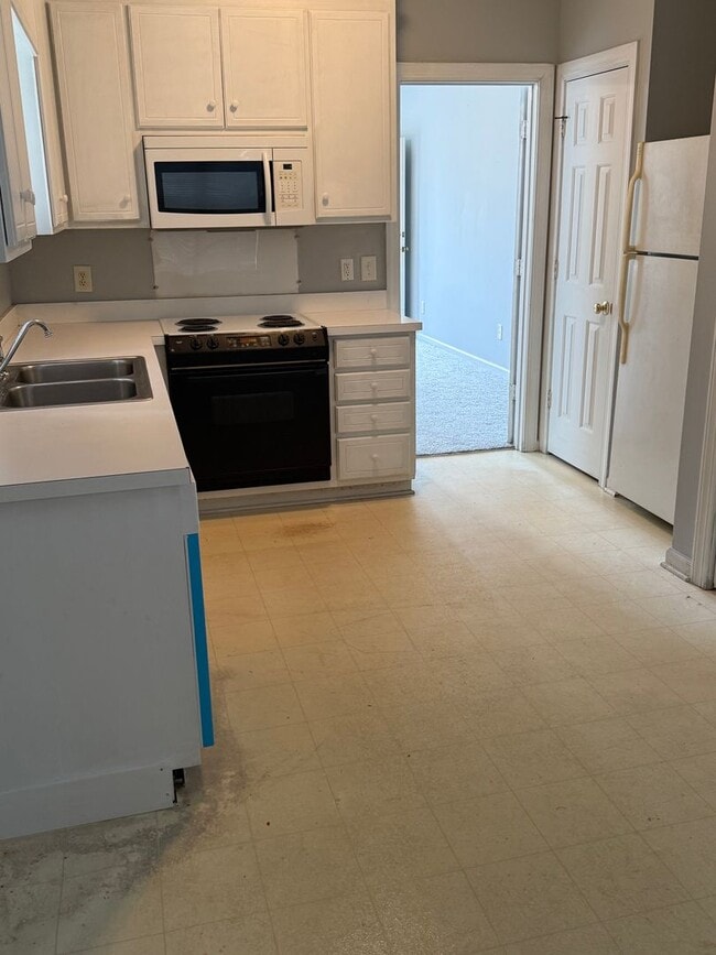 Building Photo - Freshly Painted Townhome