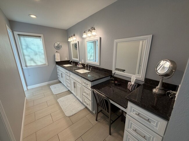 Building Photo - 3 Bed 2.5 Bath Townhome In Danville