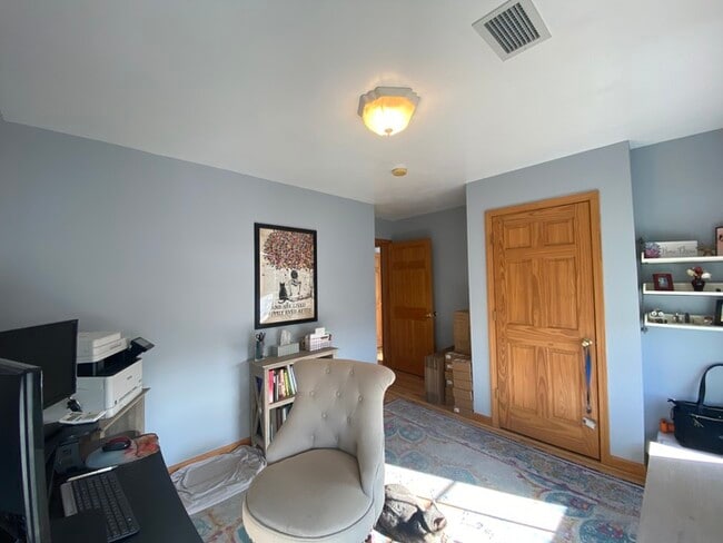 Building Photo - Gorgeous 3 bedroom 2.5 bath with one stall detached garage and fenced in backyard for rent!