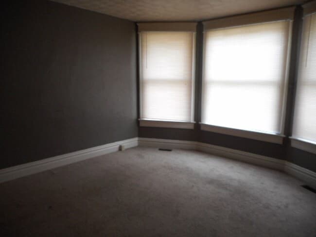 Building Photo - 2 BR Apartment Near University of Saint Fr...