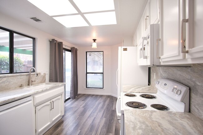 Building Photo - Stunning 3-Bedroom 2-bathrooom in the vibrant city of Modesto