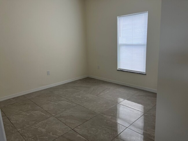 Building Photo - 3br 2 ba Awesome Location off Sunshine Blvd