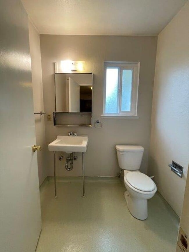 Building Photo - Desired Greenhaven 4 Bedroom