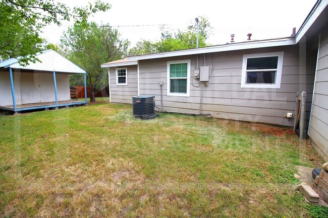 Building Photo - 205 E Vardeman Ave