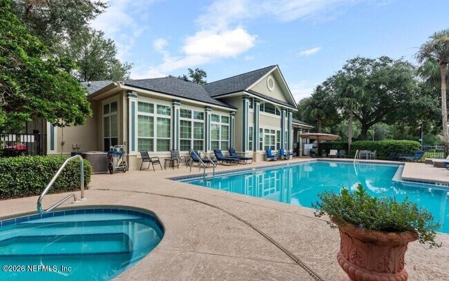 Building Photo - 13700 Richmond Park Dr N