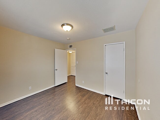 Building Photo - 6112 Granada Cir