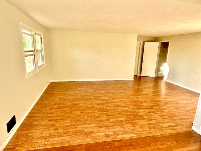 Building Photo - 3003 Lake Rd N