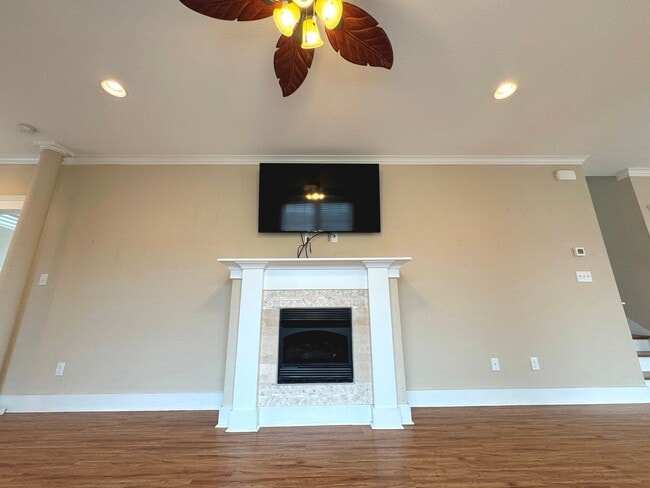 Building Photo - BEACH HOME! 4/4.5 with 3 car garage