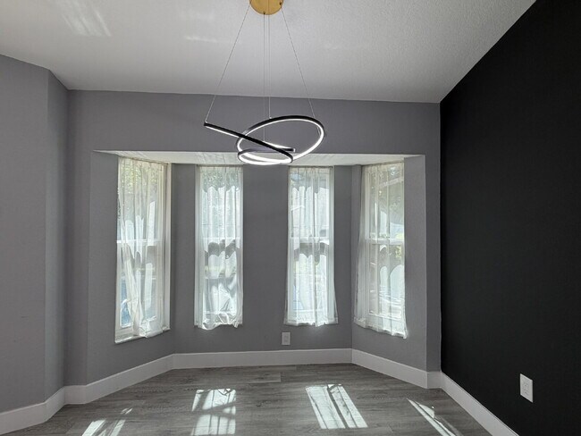 Building Photo - "Charming 3-Bedroom Retreat with 2 Full Baths on Aurora St NW!"