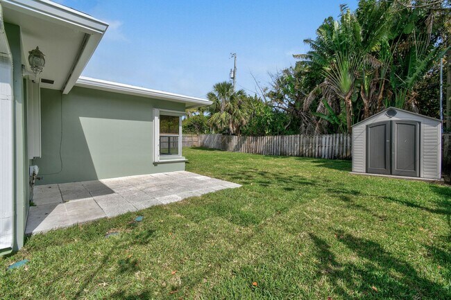 Building Photo - Beautifully maintained 2-bed/2-bath single-family residence is available for rent in one of West ...