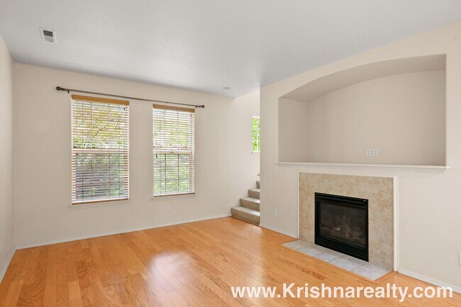 Building Photo - Orenco Gardens Townhome: 3BD, 2BA, 2-Car G...