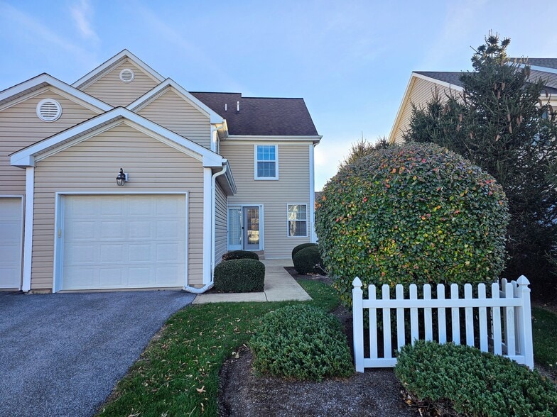 Building Photo - 701 Brentwood Dr