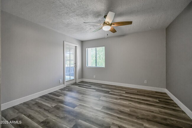 Building Photo - 2146 W Isabella Ave