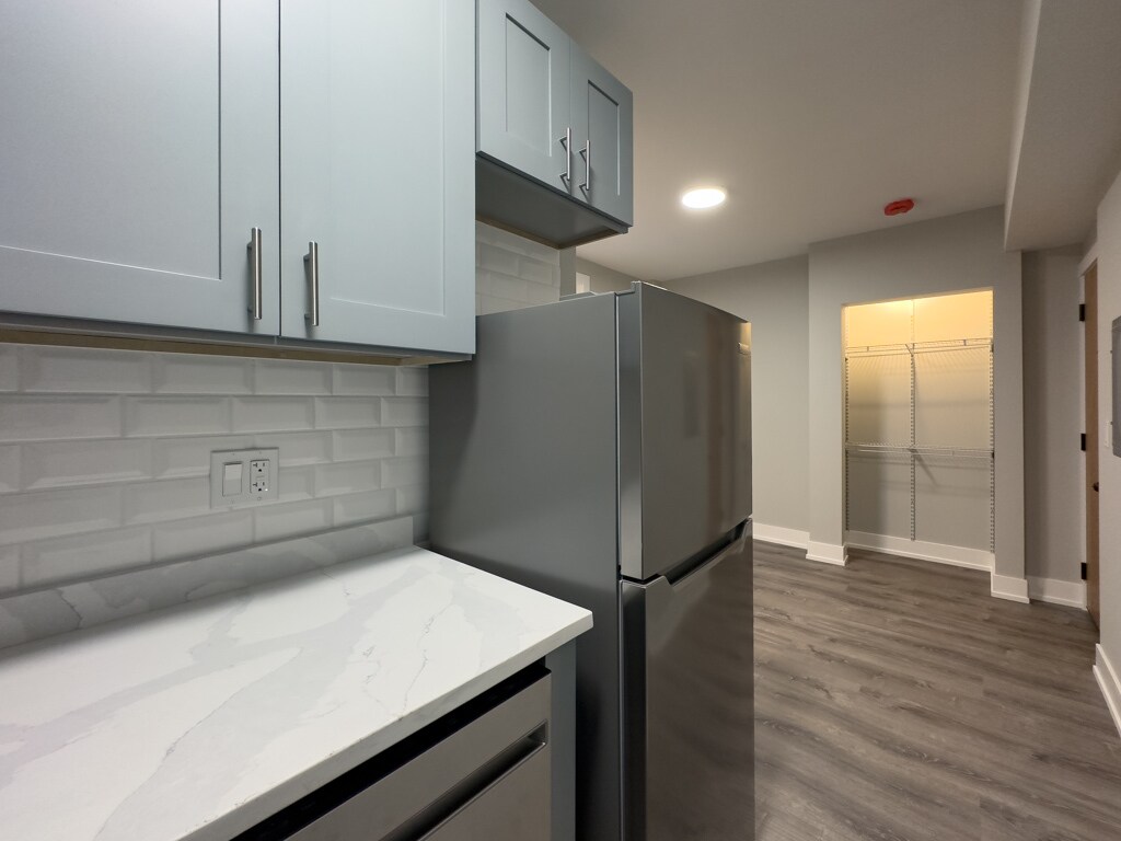 Building Photo - 503 W Belmont Ave
