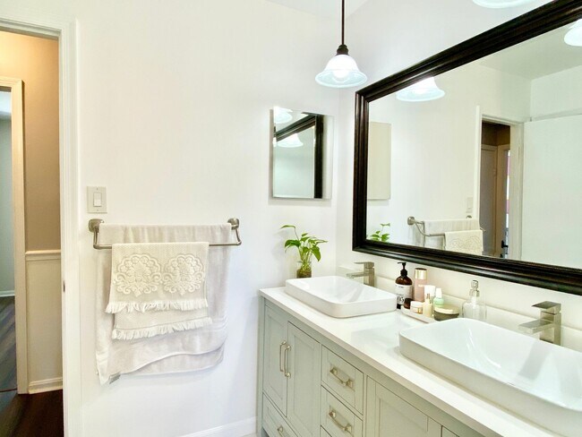 Building Photo - Amazing 4 Bedroom 2 Bathroom! Large Lot!  ...