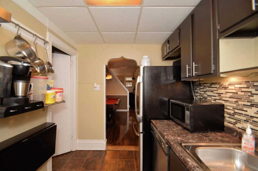 Building Photo - 245 Pensdale St