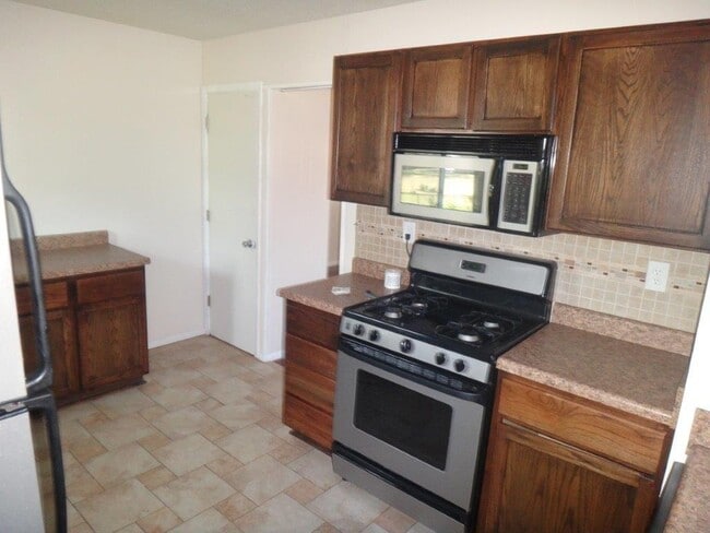 Building Photo - Great 3 bedroom with full basement!