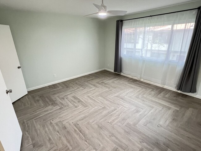Building Photo - Fantastic 3 Bed 1.5 Bath End Unit Townhome in Orange!