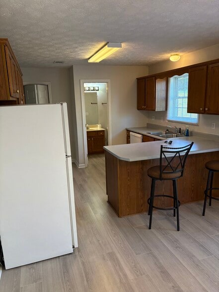 Building Photo - 548 Reynolds Dr