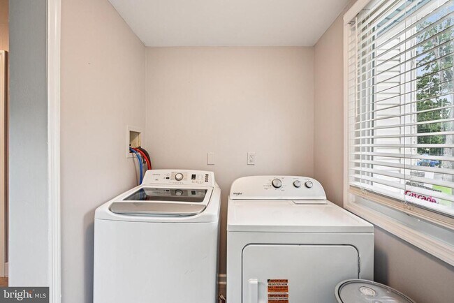 Building Photo - 134 S Main St