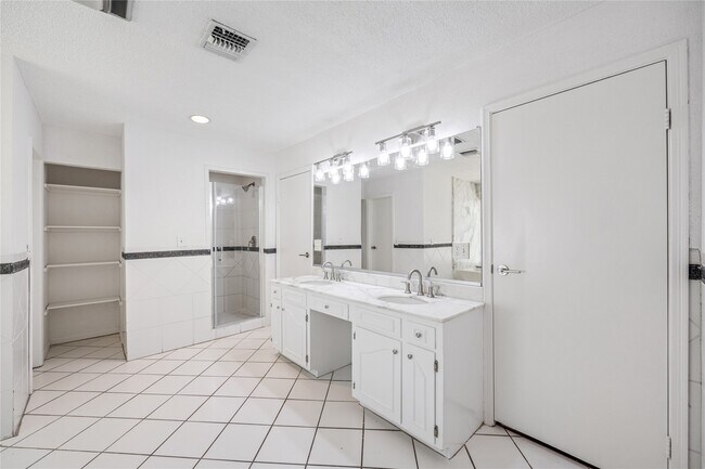 Building Photo - 11906 Pepperdine Ln