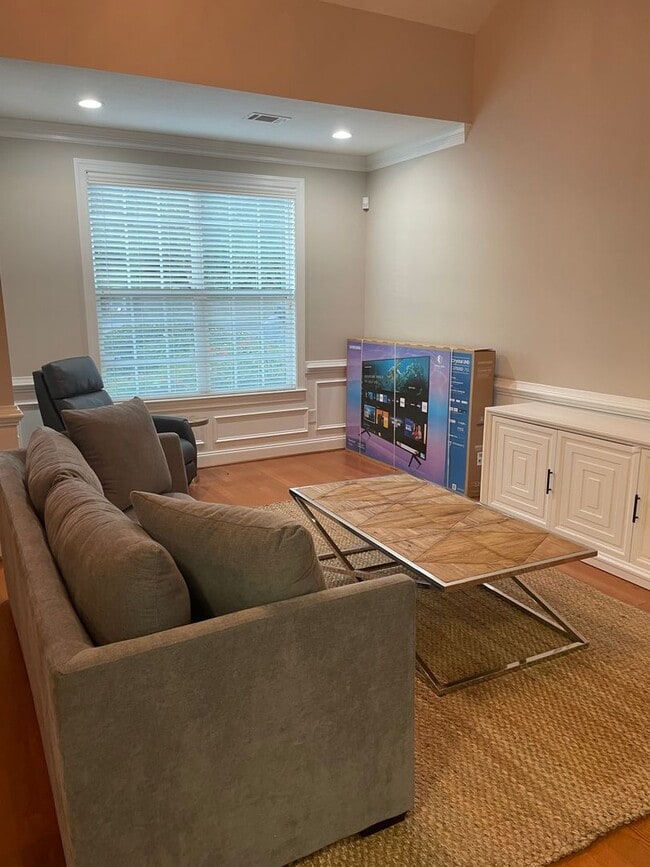 Building Photo - EXECUTIVE TOWNHOME IN GATED COMMUNITY