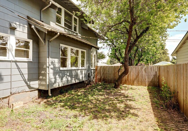 Building Photo - 6015-6017 SE 99th Ave