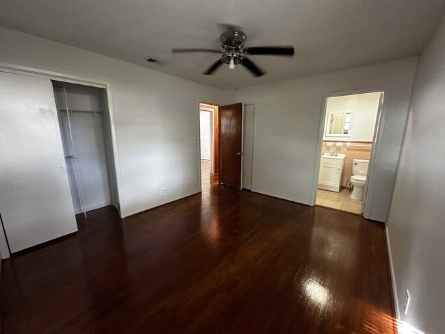 Building Photo - 421 Corvet St