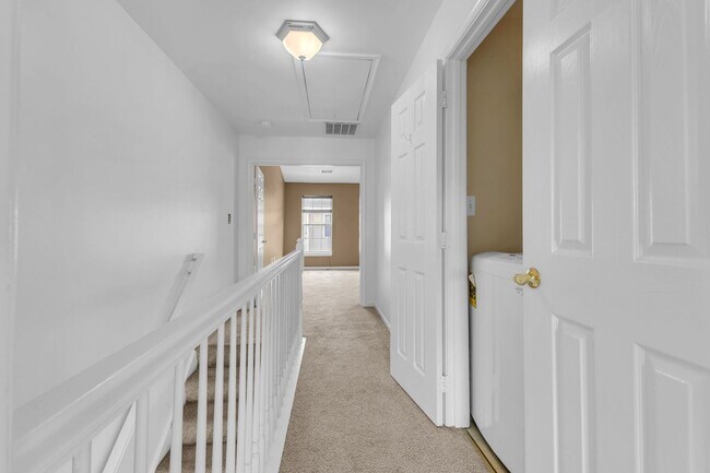 Building Photo - Dream Townhome in Kingstowne – Updated Ele...