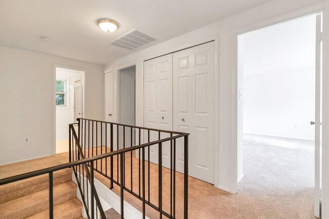Building Photo - Fantastic 4 Bed 2.5 Bath Colonial Home Sou...