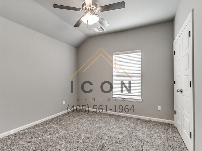 Building Photo - 4512 Oasis Ln