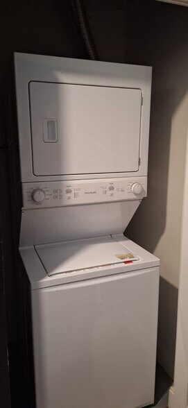 Building Photo - 931 W Belmont Ave