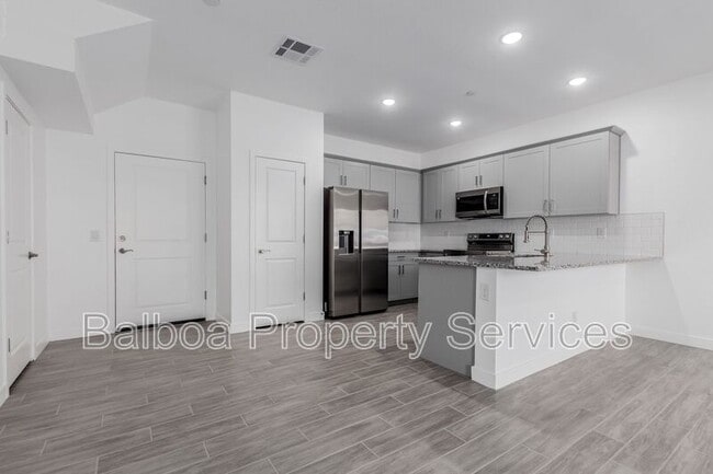 Building Photo - 1318 S 105th Pl