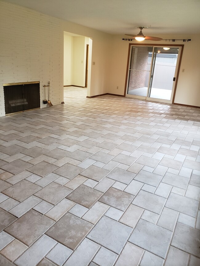 Building Photo - 1727 E Pinecrest Rd